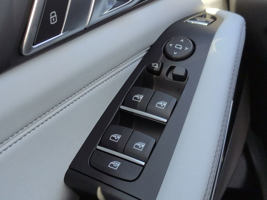 New 2026 Mineral White Metallic BMW xDrive40i image 25