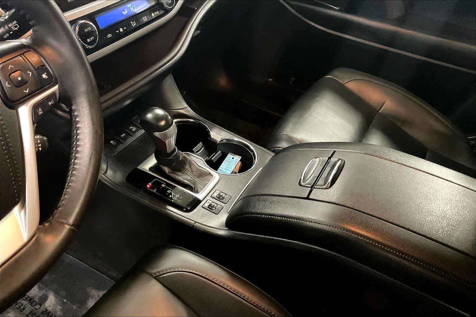 Used 2019 Blizzard Pearl Toyota XLE image 17