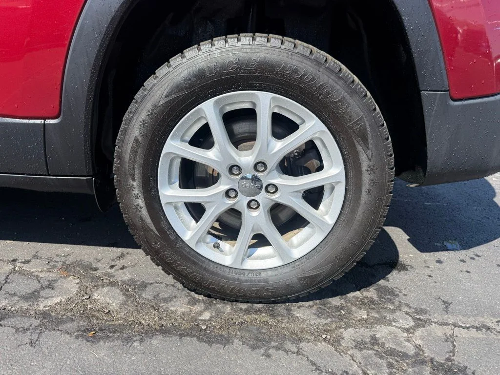 Used 2017 Red Jeep Latitude image 35