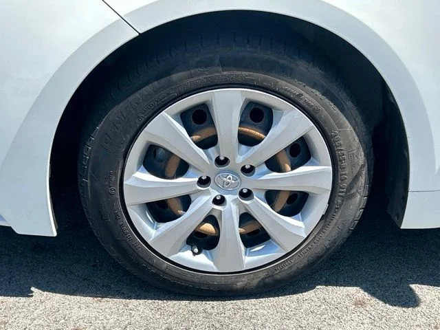 Used 2020 White Toyota LE image 10