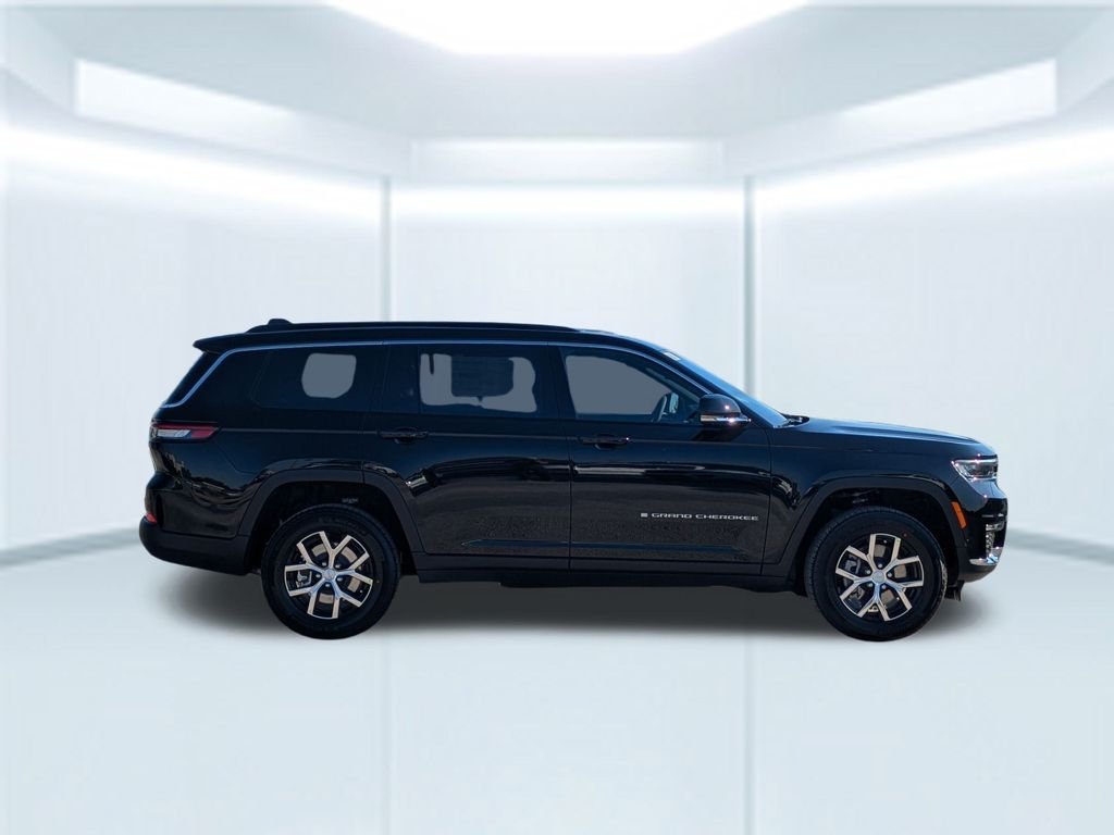 New 2025 Diamond Black Crystal Pearl-Coat Exterior Paint Jeep Limited image 8