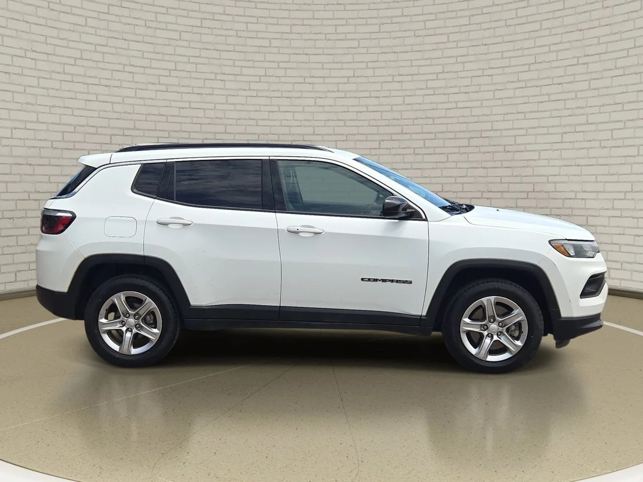 Used 2023 Bright White Clearcoat Jeep Latitude image 3