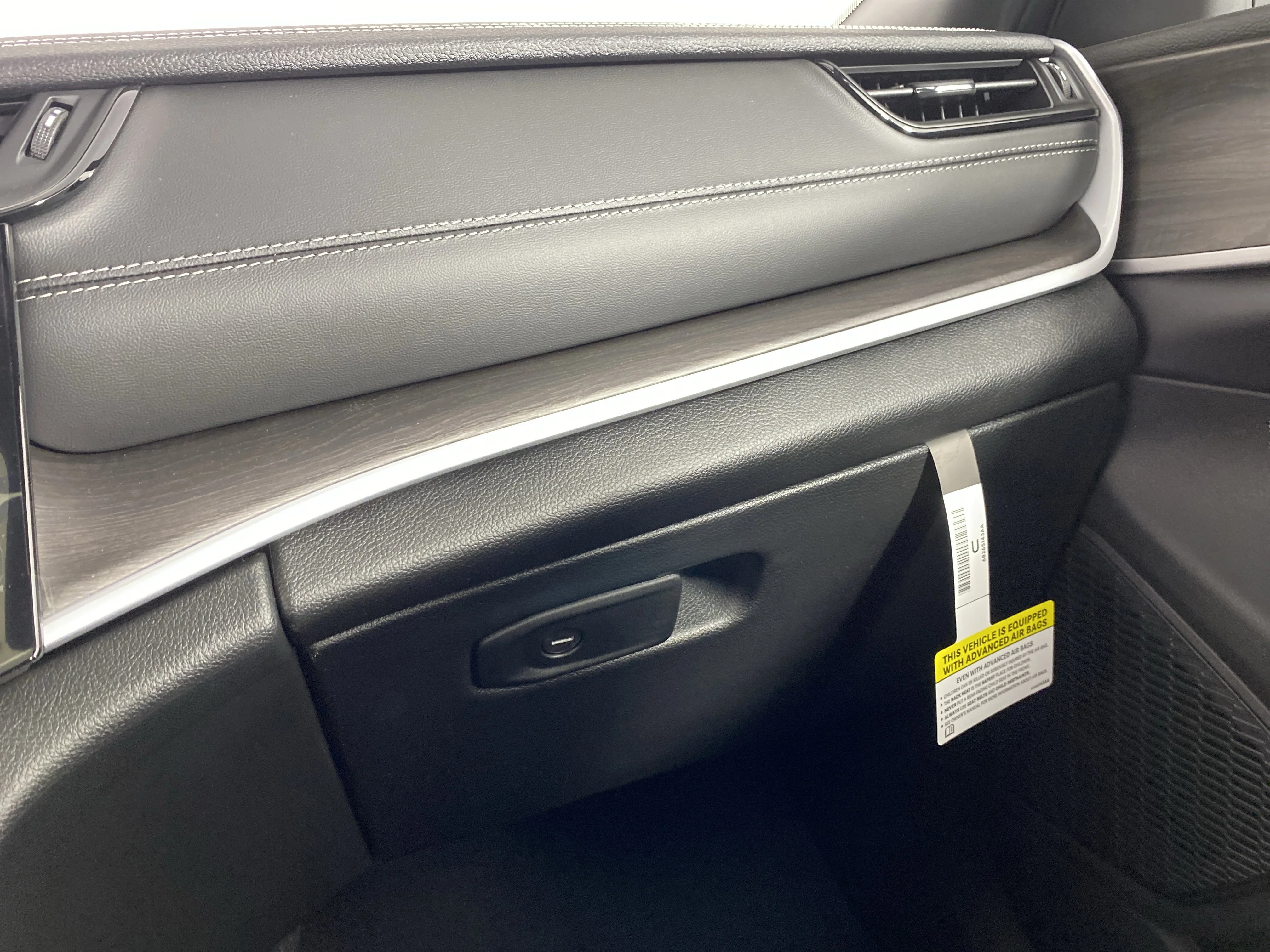 New 2026 Bright White Clear-Coat Exterior Paint Jeep Laredo image 29