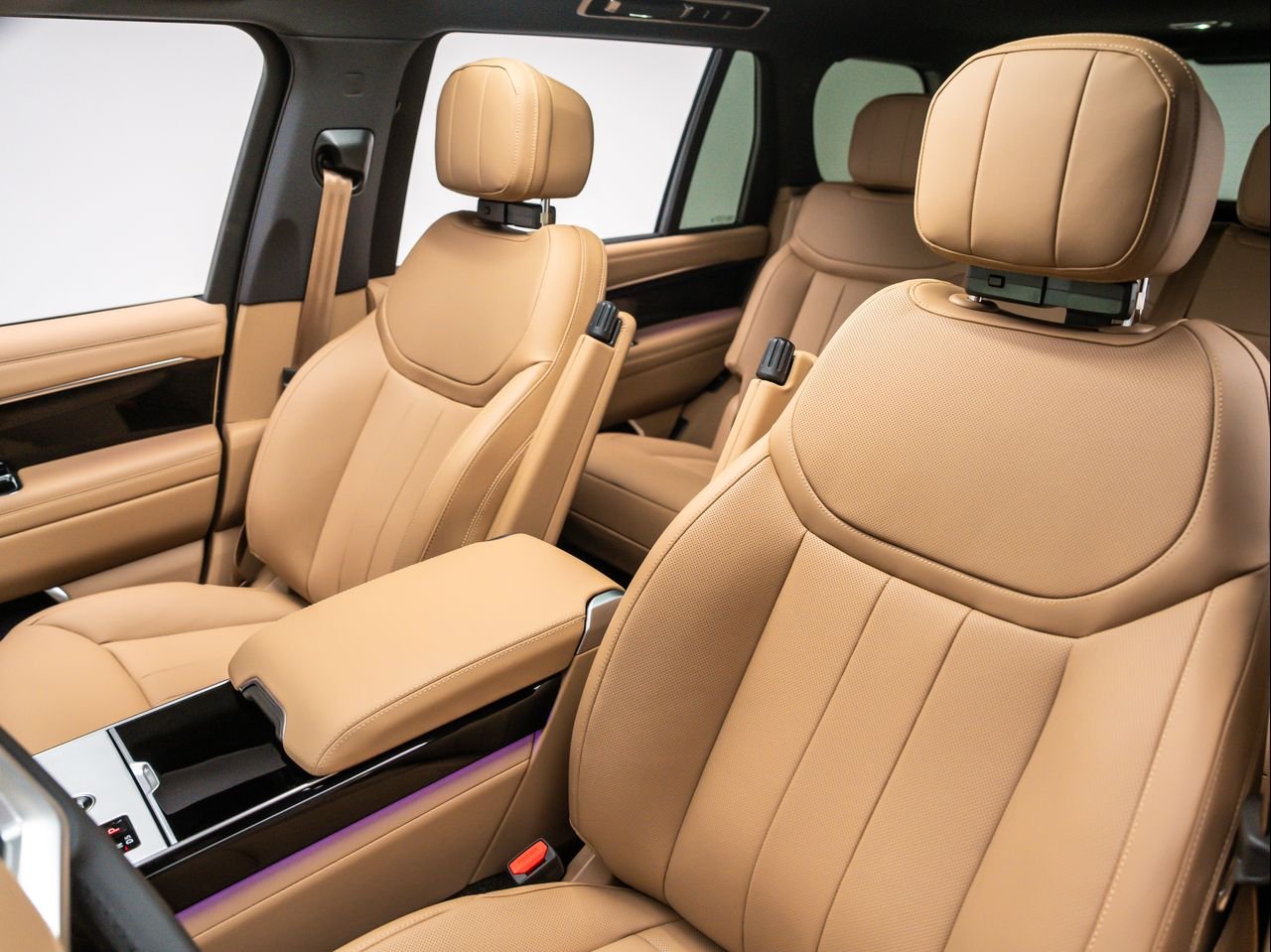 New 2026 Tourmaline Brown in Gloss finish Land Rover P400 SE 7 Seat image 14