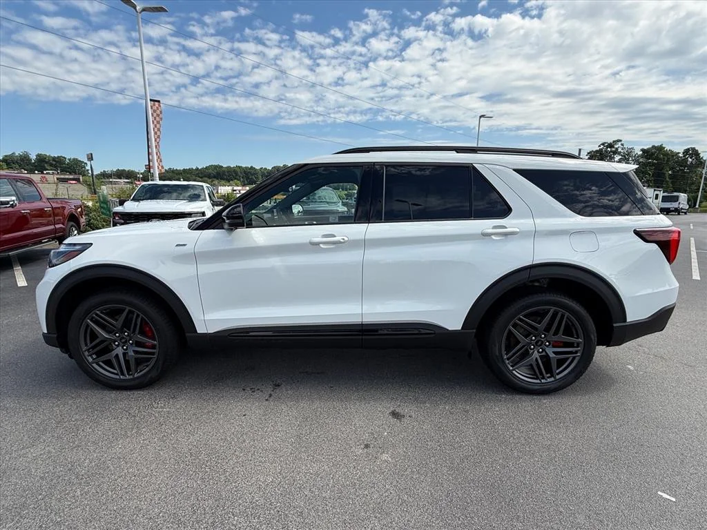 New 2026 Star White Metallic Tri-Coat Ford ST-Line image 1