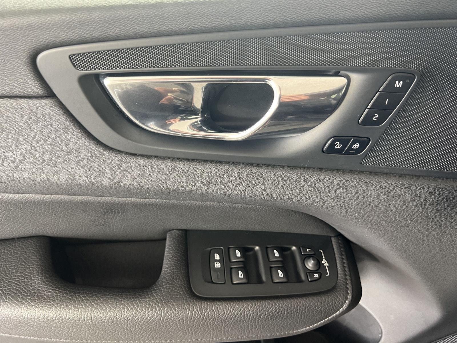 Used 2020 Onyx Black Metallic Volvo Momentum image 9