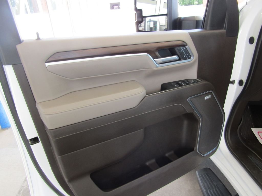 Used 2025 White GMC SLT image 28