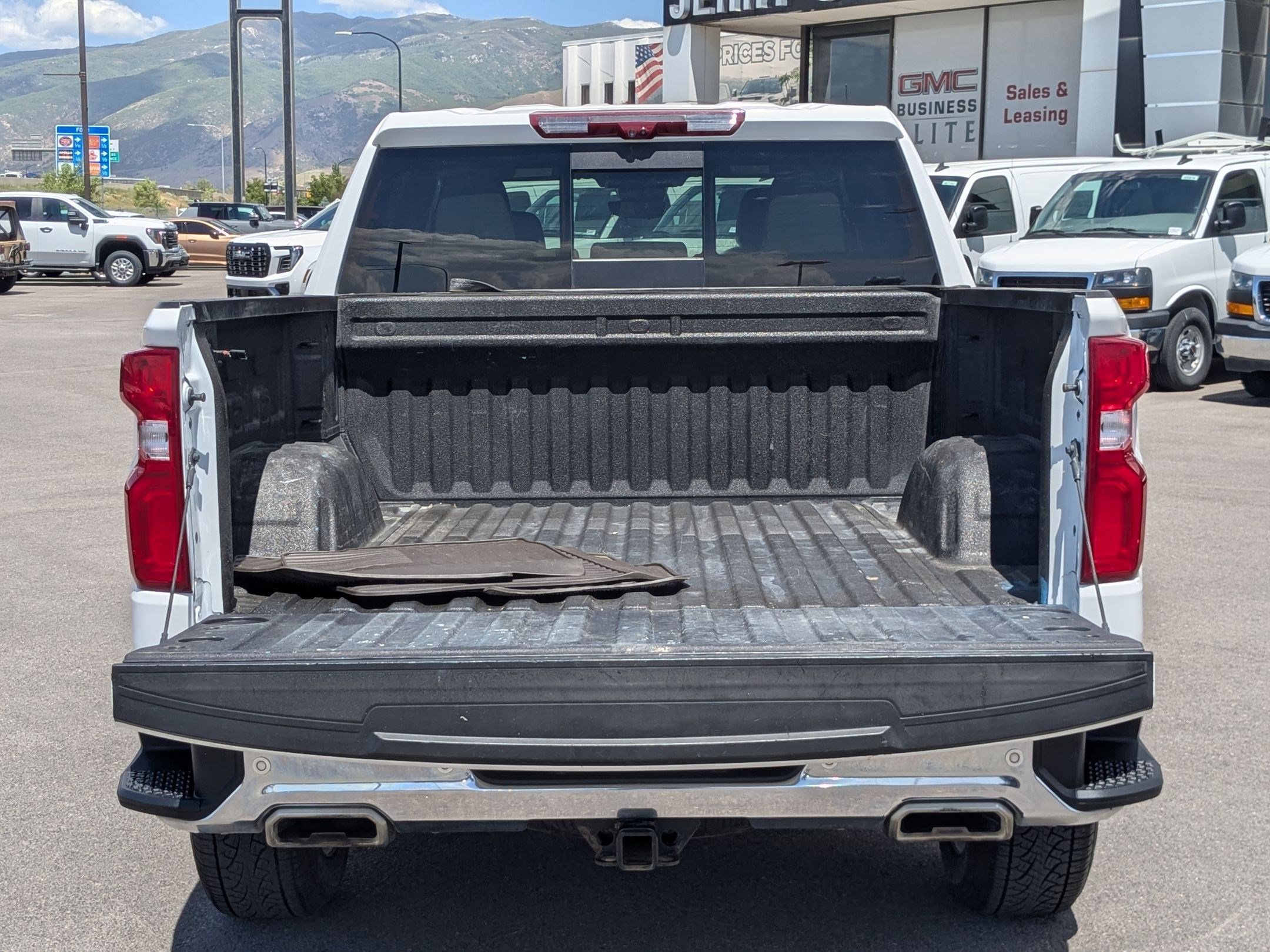 Used 2022 Summit White Chevrolet LTZ image 31