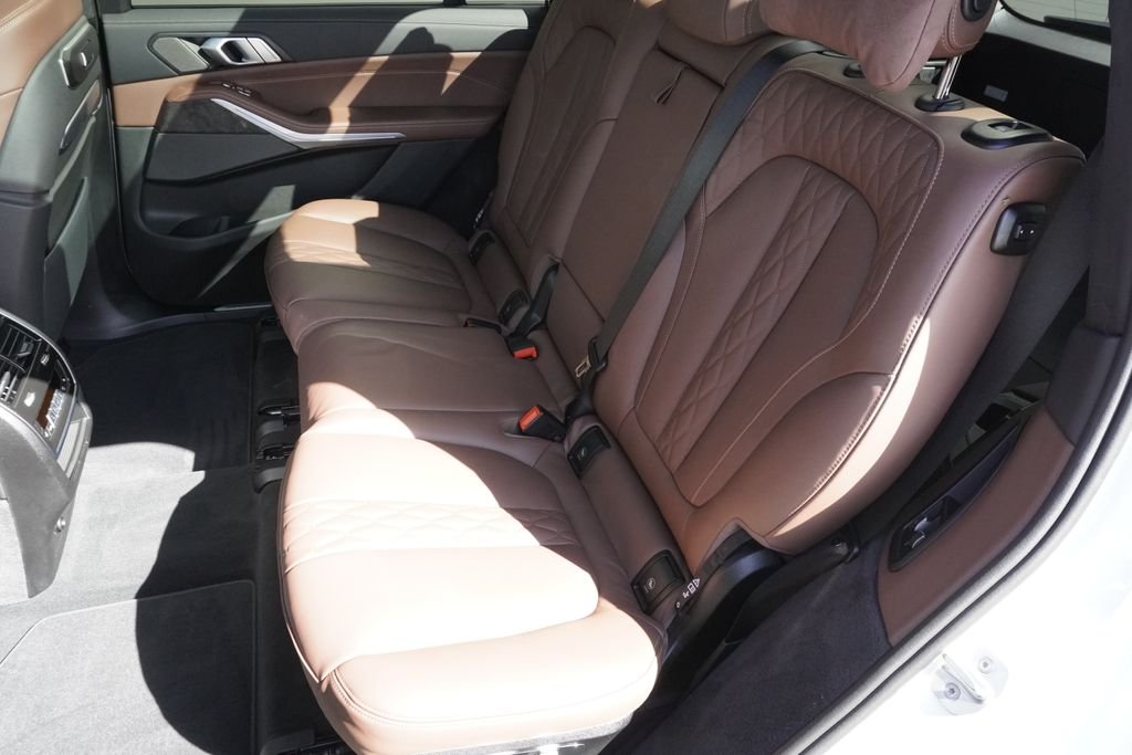 Used 2025 White BMW M60i image 30