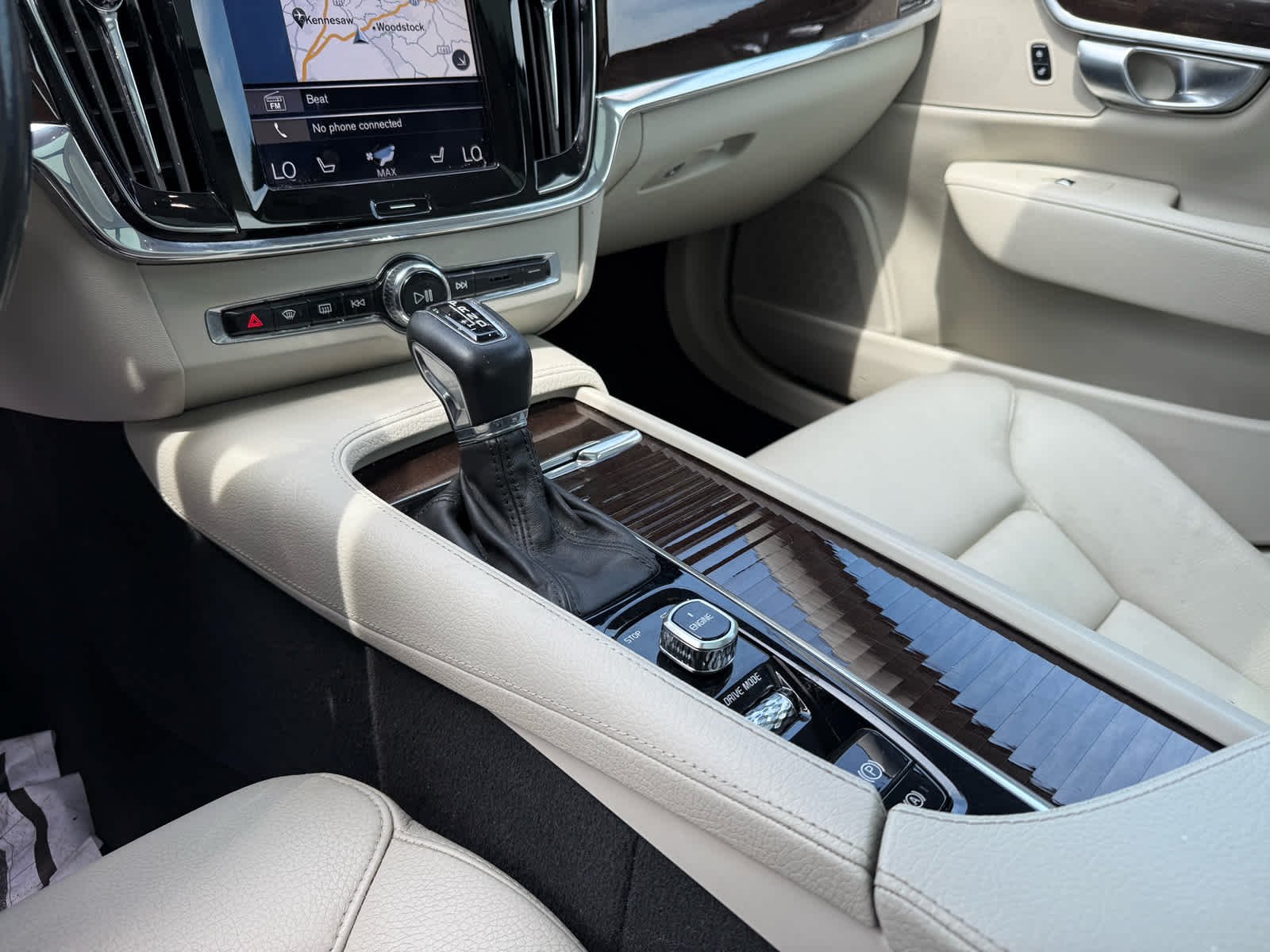 Used 2018 OSMIUM GRAY METALLIC Volvo Momentum image 22