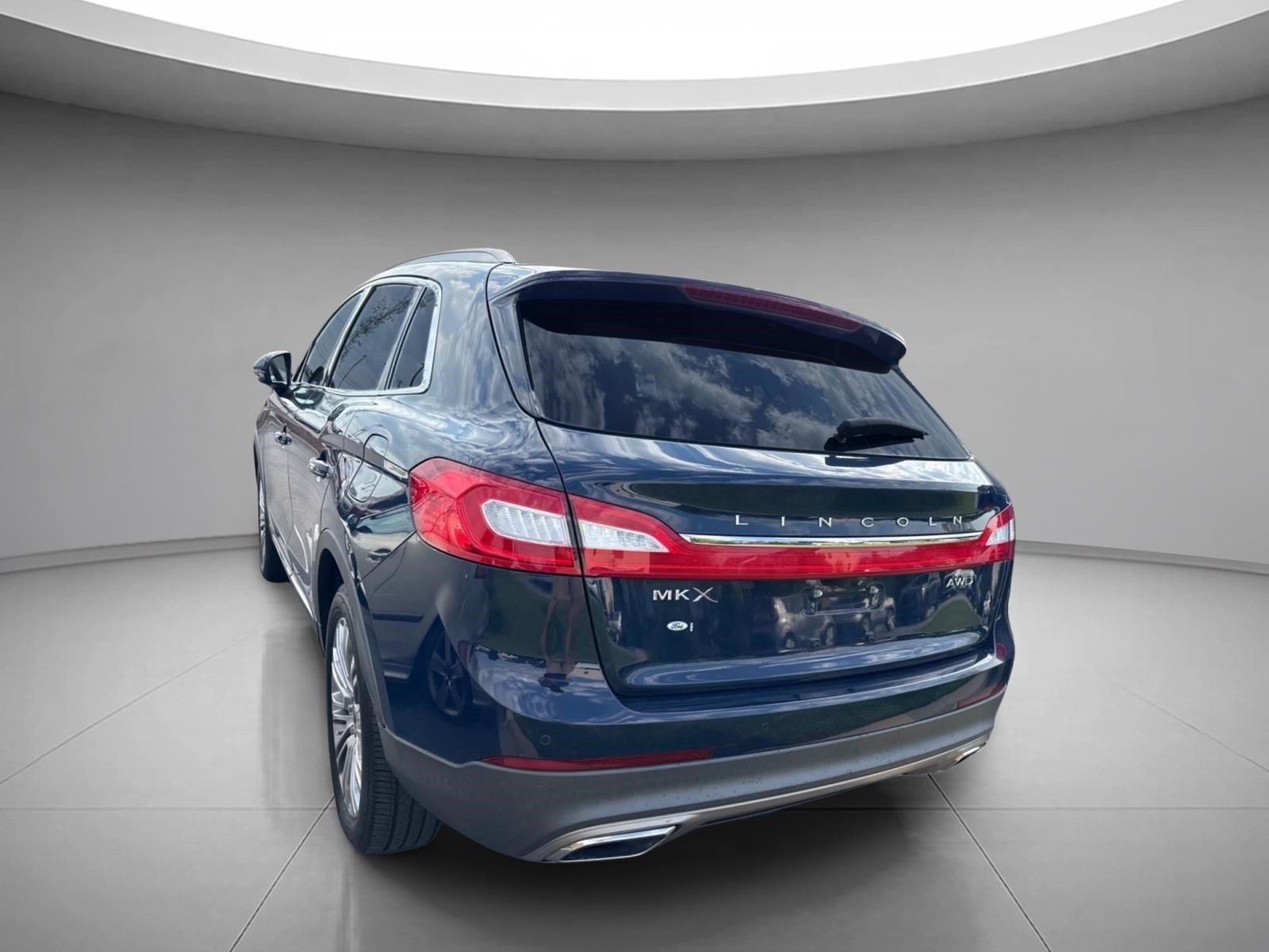 Used 2018 Blue Diamond Metallic Lincoln Reserve image 10