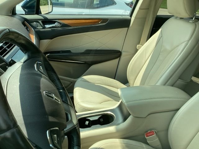 Used 2017 Sapphire Blue Metallic Lincoln Select image 15