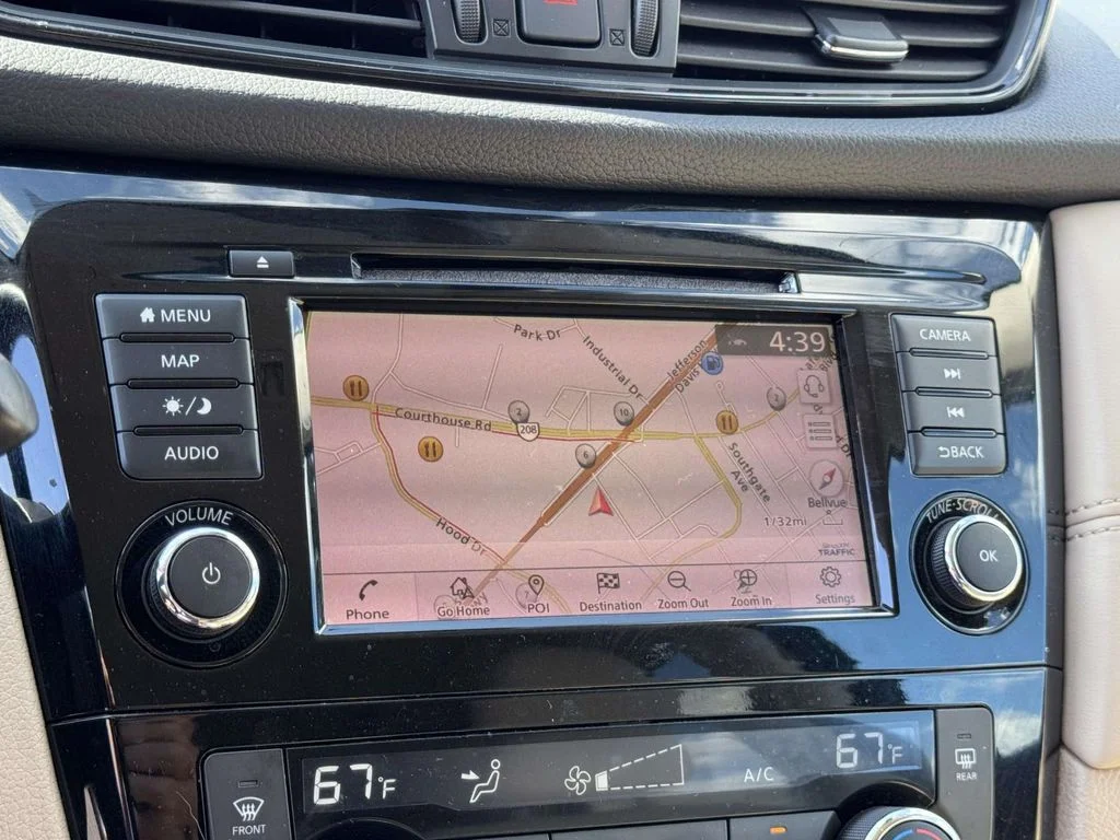 Used 2018 Green Nissan SL image 3