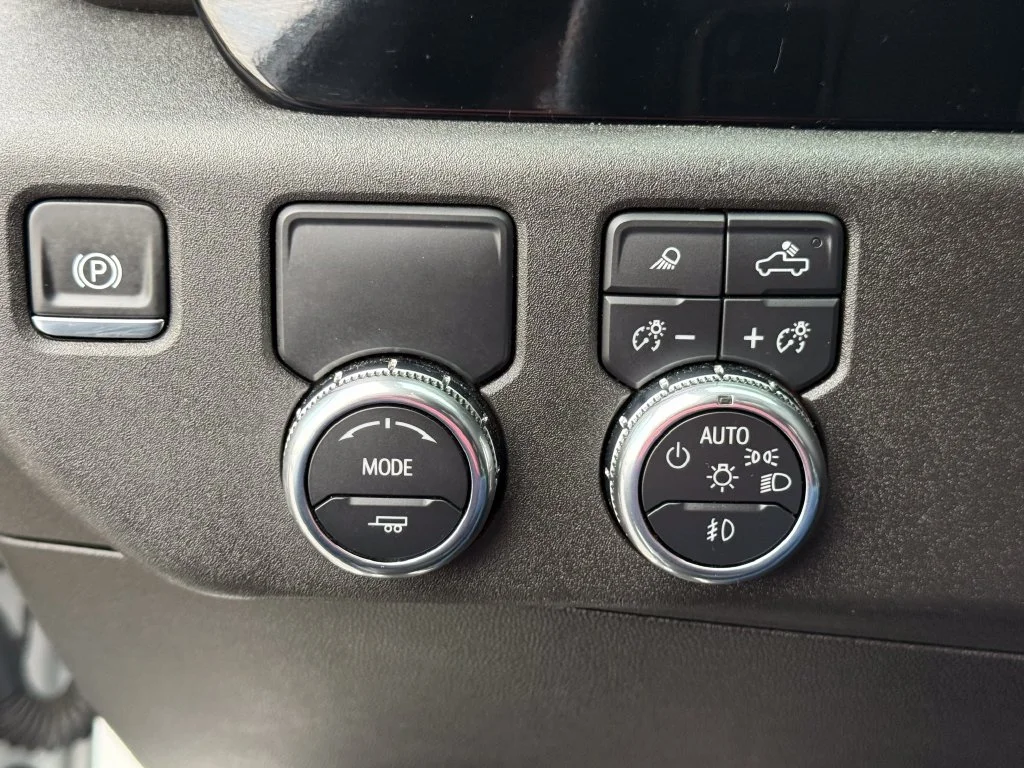 Used 2025 White GMC SLT image 19
