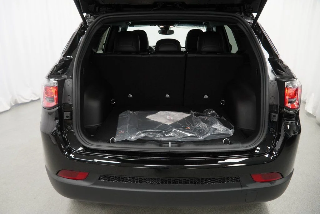New 2026 Diamond Black Crystal Pearlcoat Jeep Latitude image 30