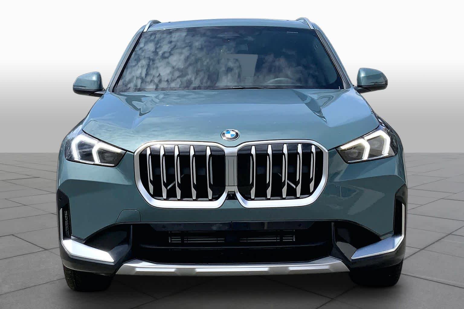 New 2026 Cape York Green Metallic BMW xDrive28i image 3