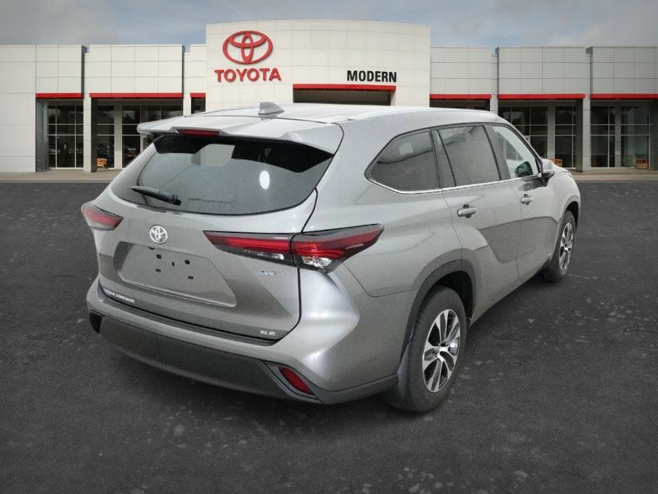 New 2026 Heavy Metallic Toyota Hybrid XLE image 6