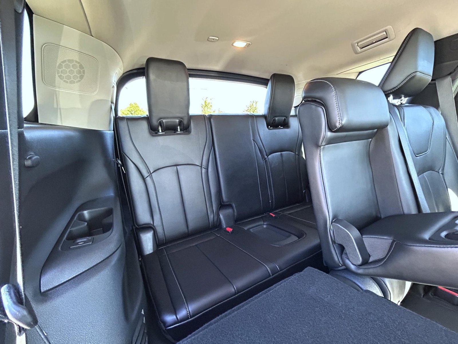 Certified Used 2025 White INFINITI LUXE image 19