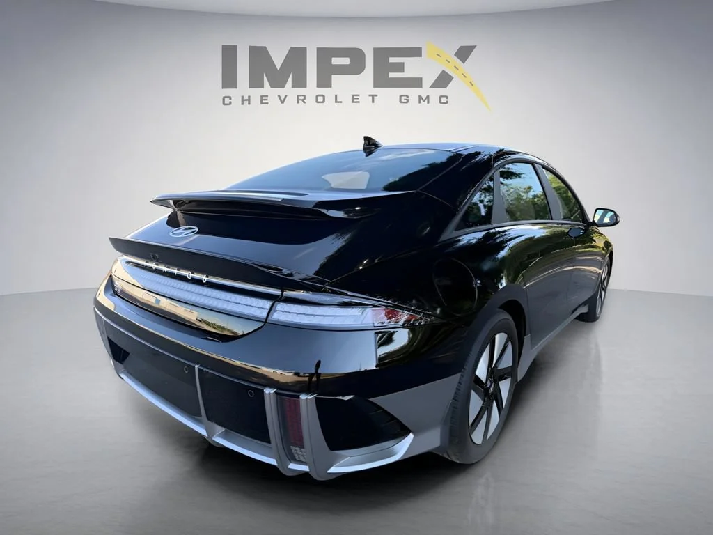 Used 2024 Black Hyundai SE image 5