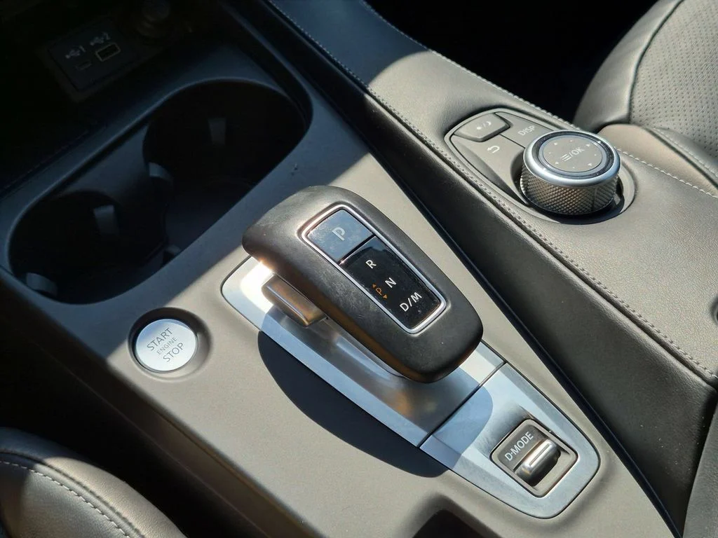 Used 2023 White INFINITI LUXE image 17