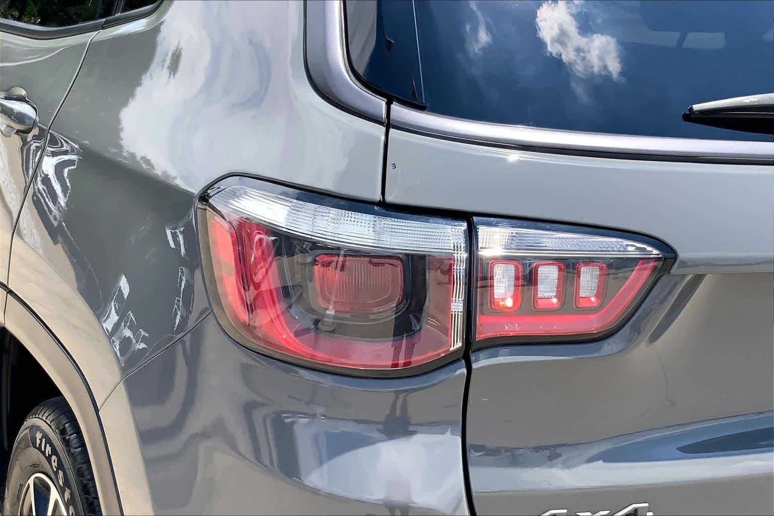 Used 2020 Sting-Gray Clearcoat Jeep Trailhawk image 28