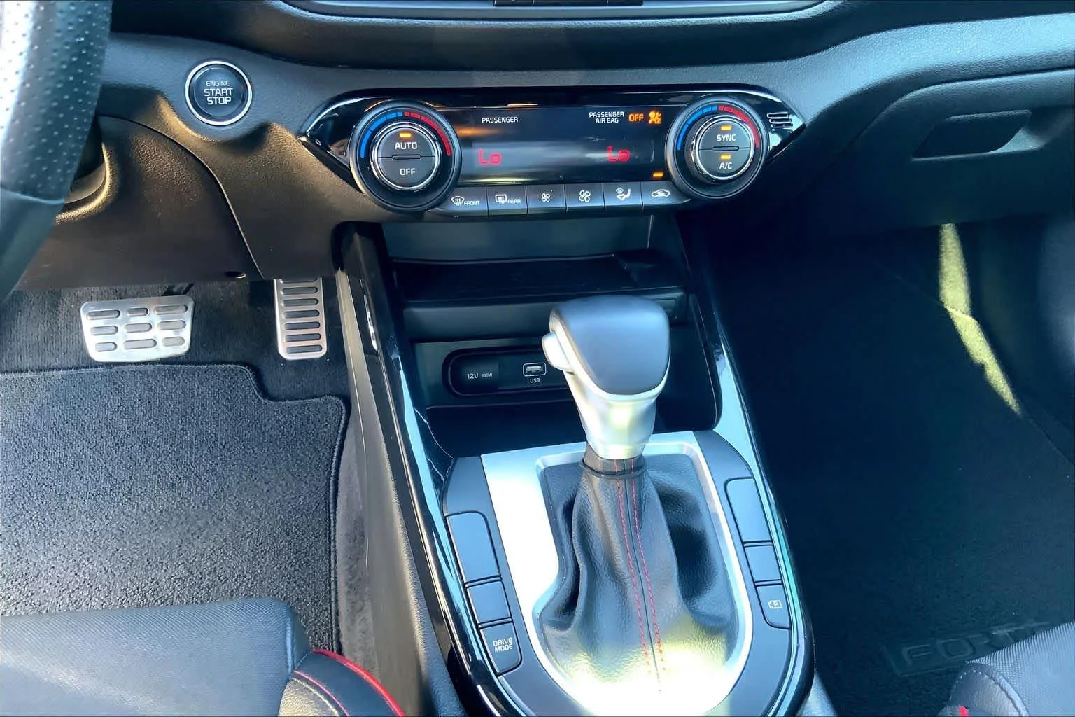 Used 2022 Snow White Pearl Kia GT image 31