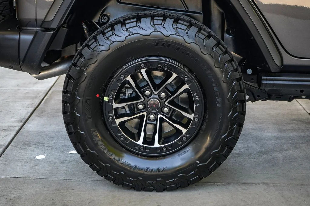 New 2026 Granite Crystal Metallic Clear-Coat Exterior Paint Jeep Rubicon X image 11