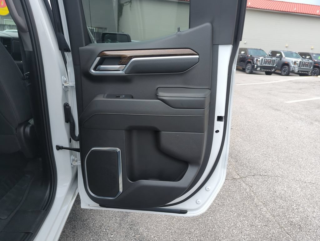 Used 2025 Summit White GMC Elevation image 28