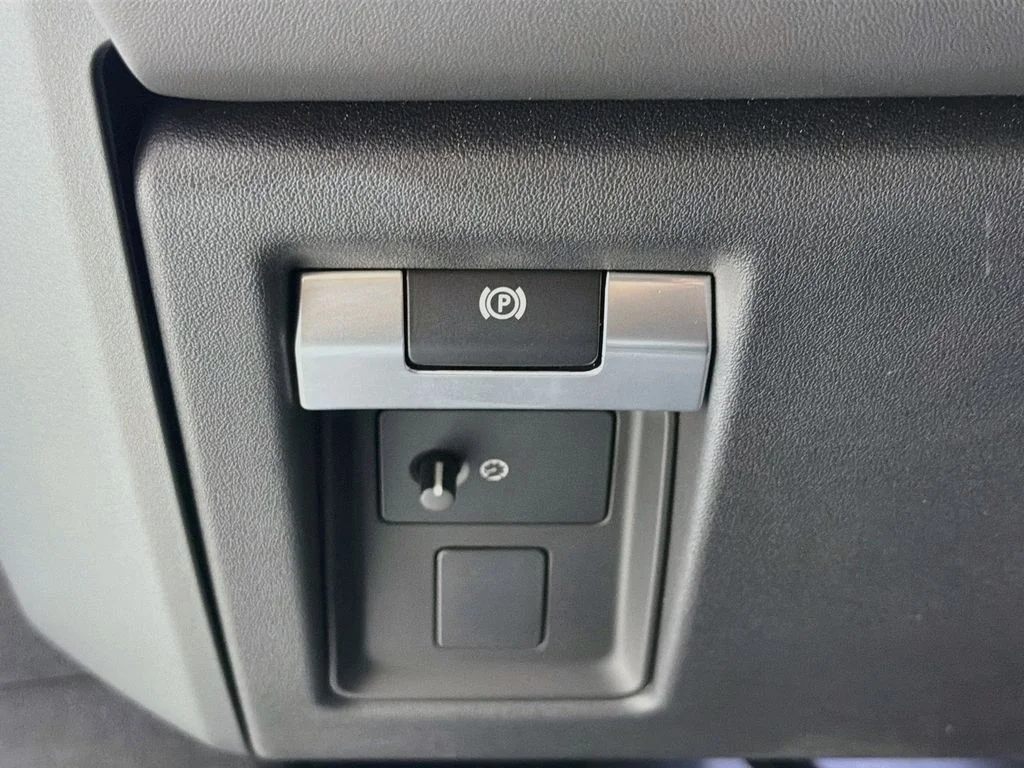 New 2026 Fuji White Land Rover X-Dynamic SE image 10