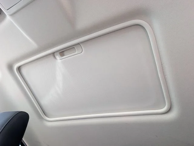 Used 2018 White Platinum Clearcoat Metallic Ford SE image 9