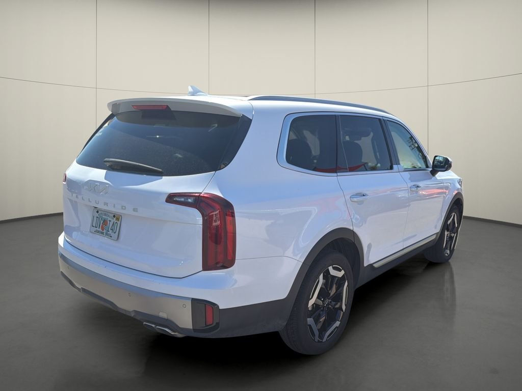 Used 2025 White Kia S image 7