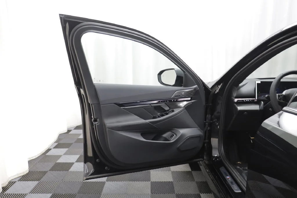 New 2027 BLACK SAPPHIRE BMW 530i xDrive image 5