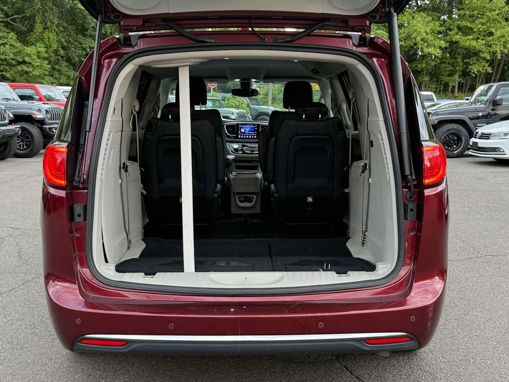 Used 2017 Red Chrysler Touring L image 32