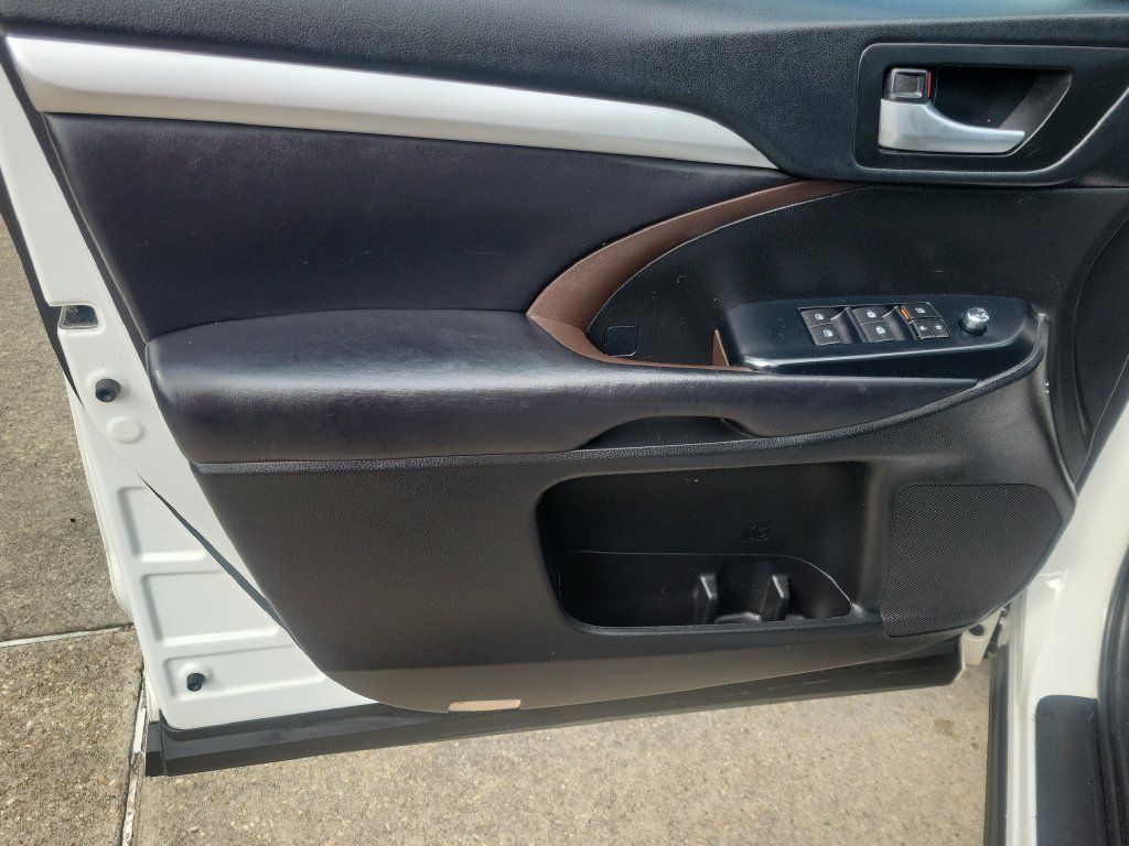 Certified Used 2017 White Toyota XLE image 11