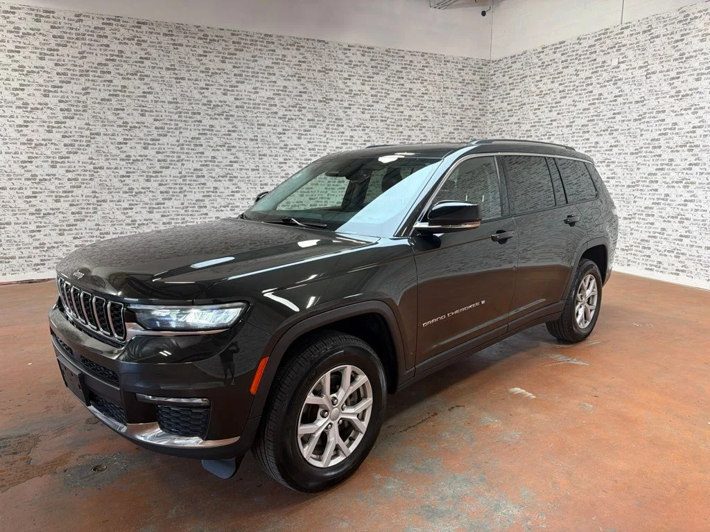 Used 2022 Rocky Mountain Pearlcoat Jeep Limited image 3