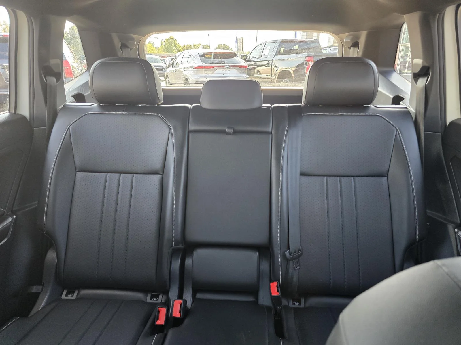 Used 2022 White Volkswagen 2.0T SE R-Line Black image 18
