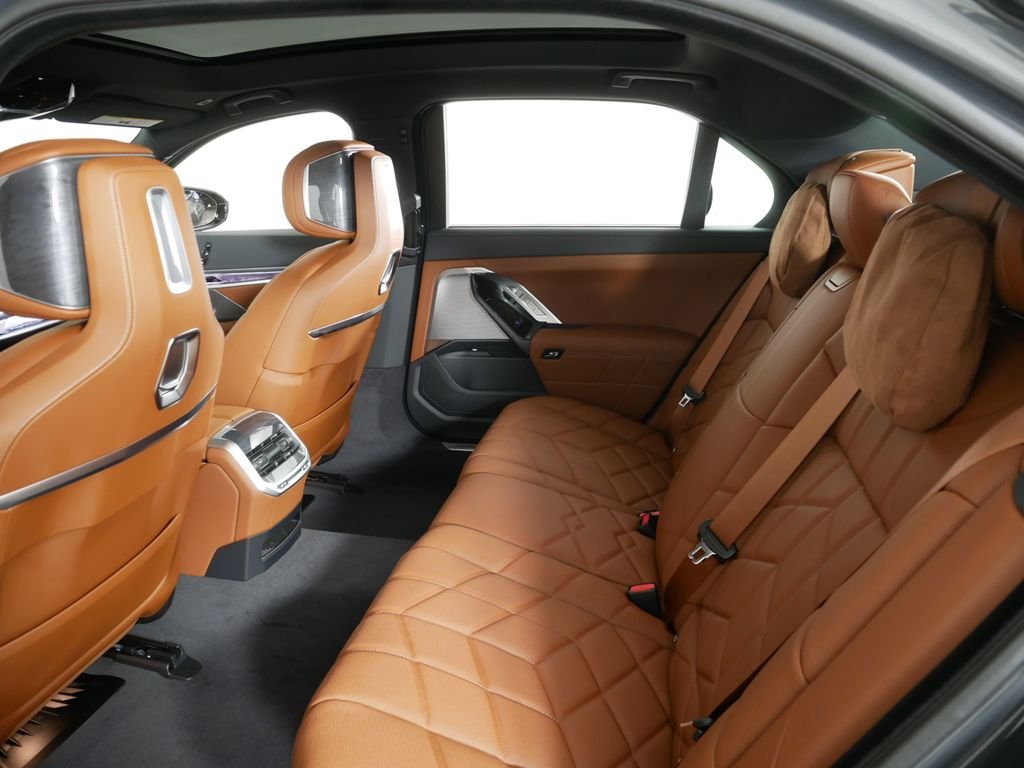 2025 BMW 7 Series 750e - Photo 27