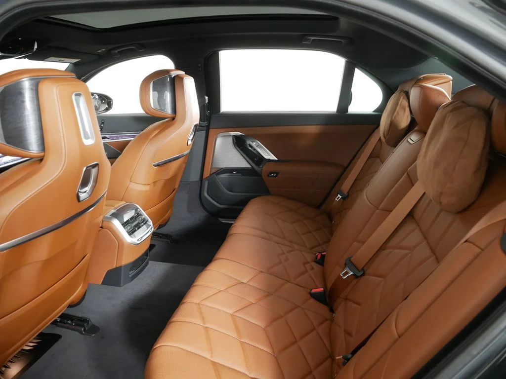 2025 BMW 7 Series 750e - Photo 27
