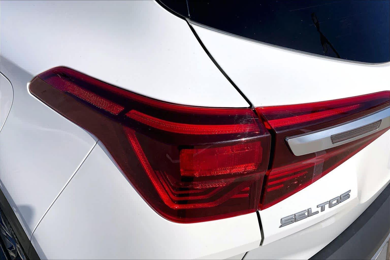 Used 2022 Clear White/Black Roof Kia S image 27