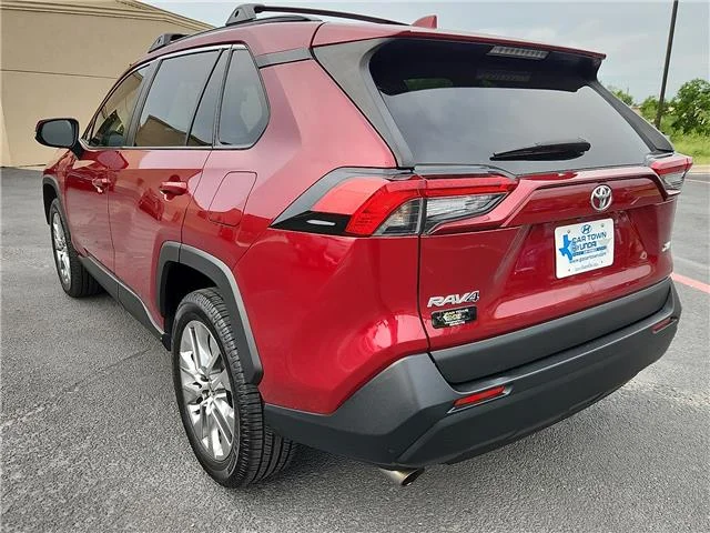 Used 2021 Red Toyota XLE Premium Front-wheel Drive image 3