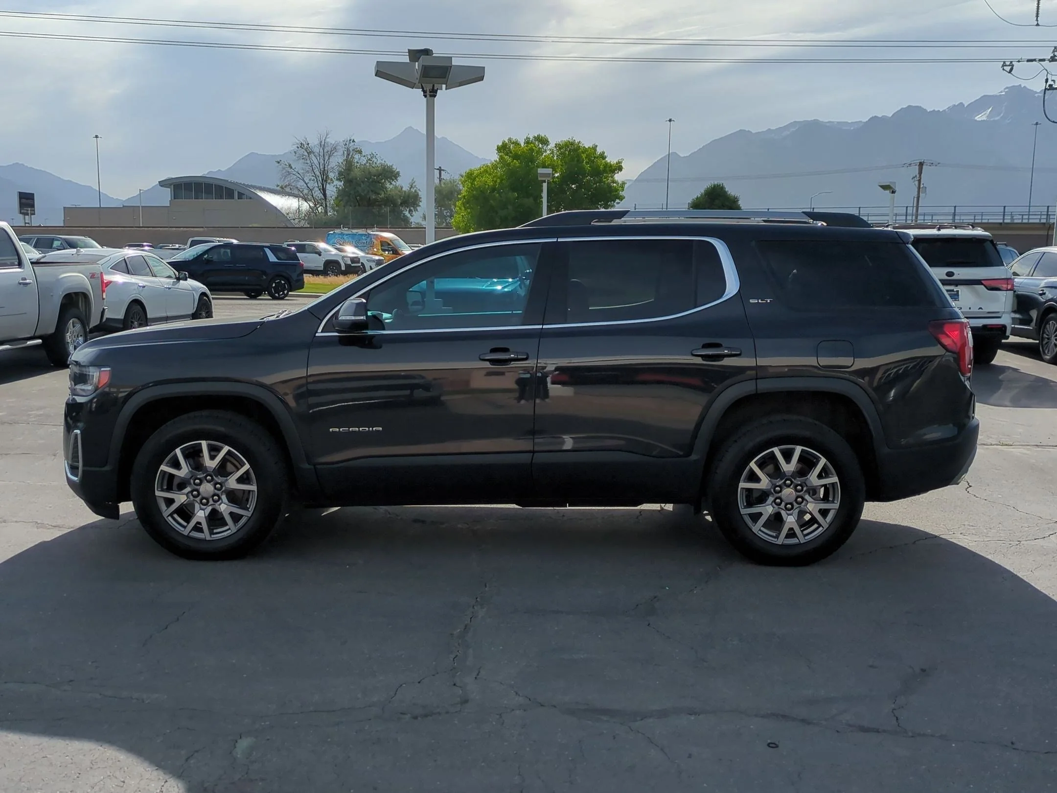 Used 2020 Carbon Black Metallic GMC SLT image 3