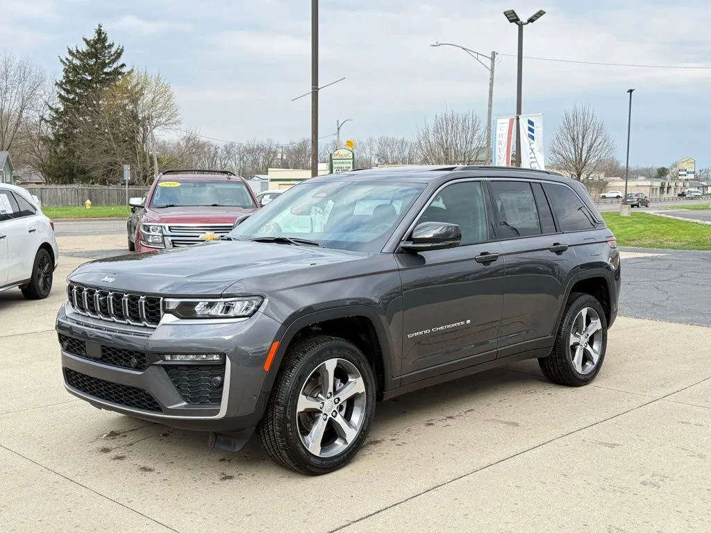 New 2026 Baltic Gray Metallic Clear-Coat Exterior Paint Jeep Limited image 3