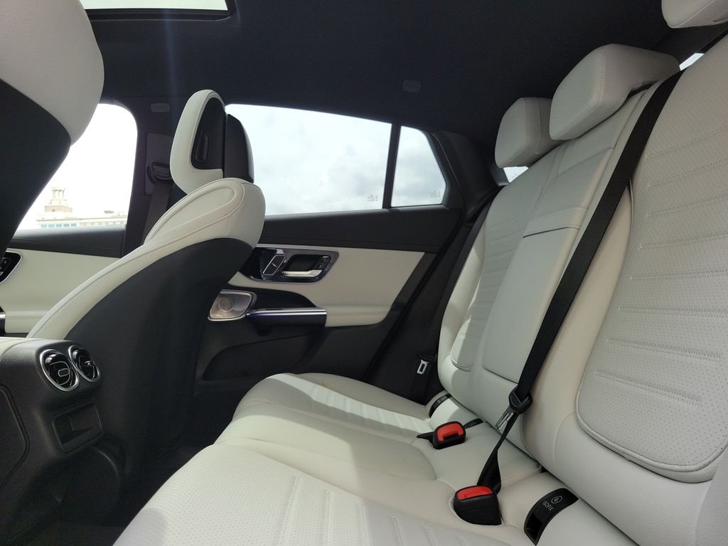 New 2027 MANUFAKTUR Moonlight White Metallic Mercedes-Benz GLC 300 image 11