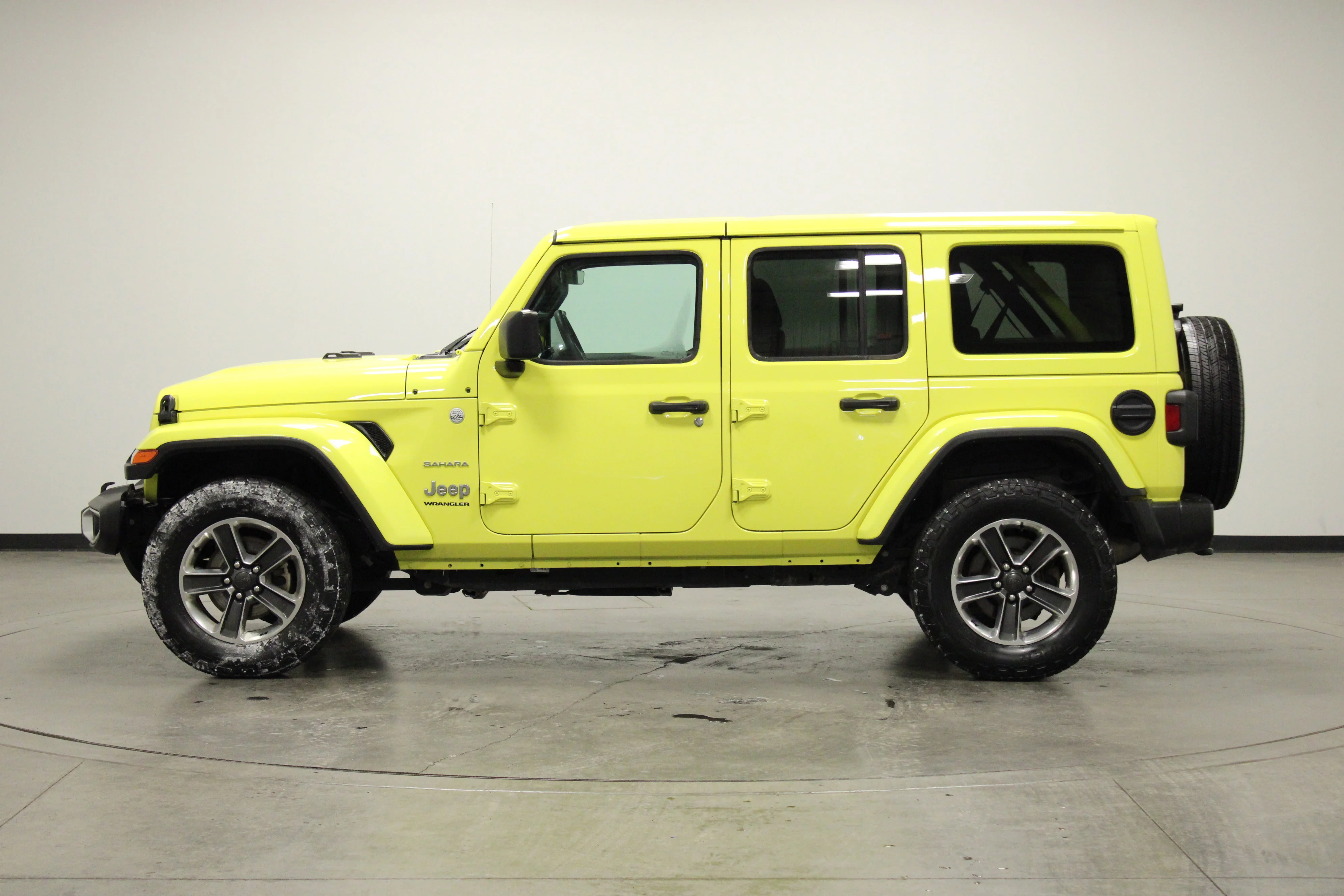 Used 2023 High Velocity Clearcoat Jeep Sahara image 5