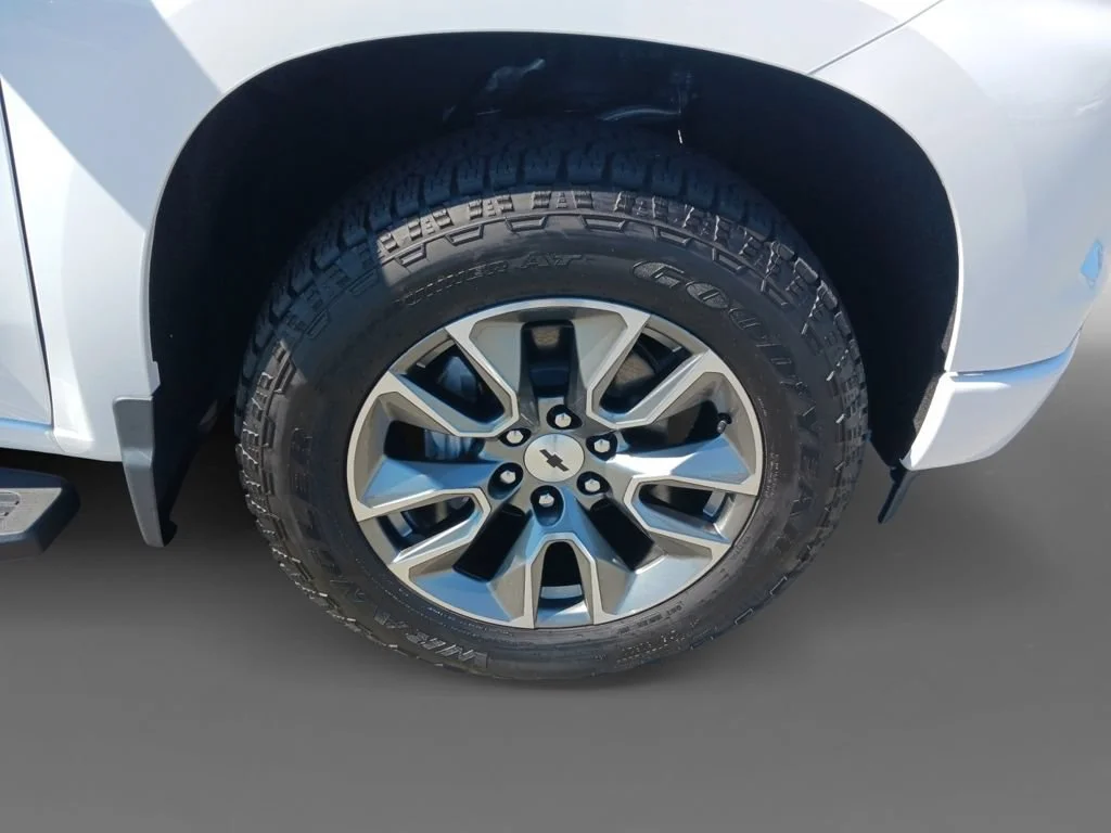 Used 2025 Summit White Chevrolet RST image 35