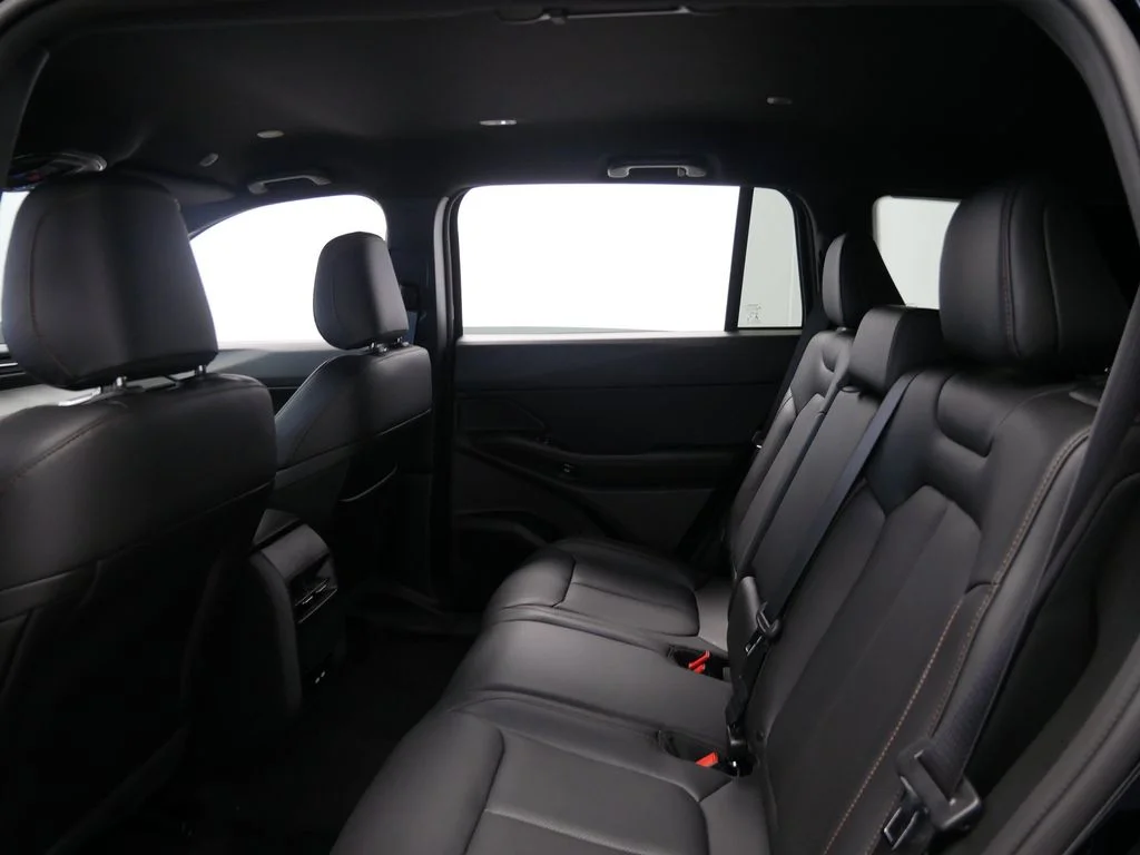 New 2026 Diamond Black Crystal Pearlcoat Jeep Limited image 13