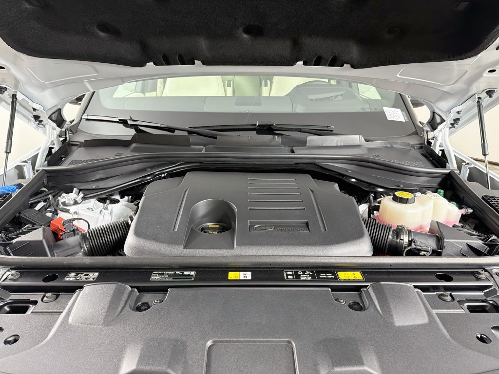 New 2027 Fuji White Land Rover SE image 32