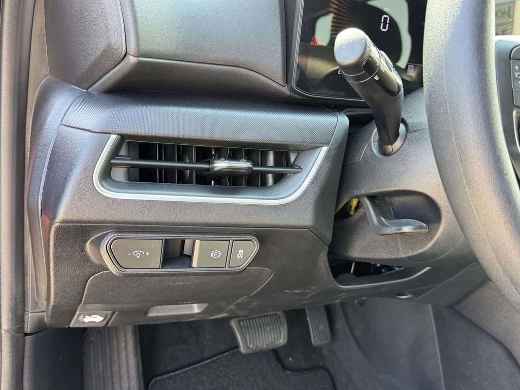 Used 2025 Red Kia LXS image 28
