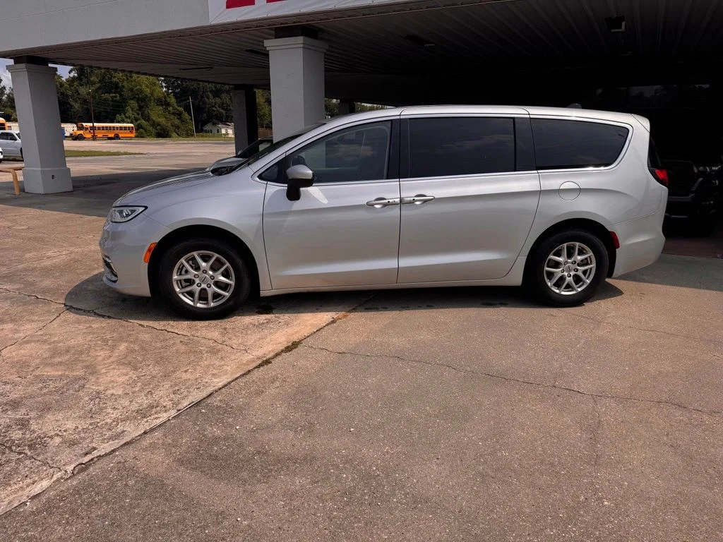 Used 2023 Silver Chrysler Touring L image 5