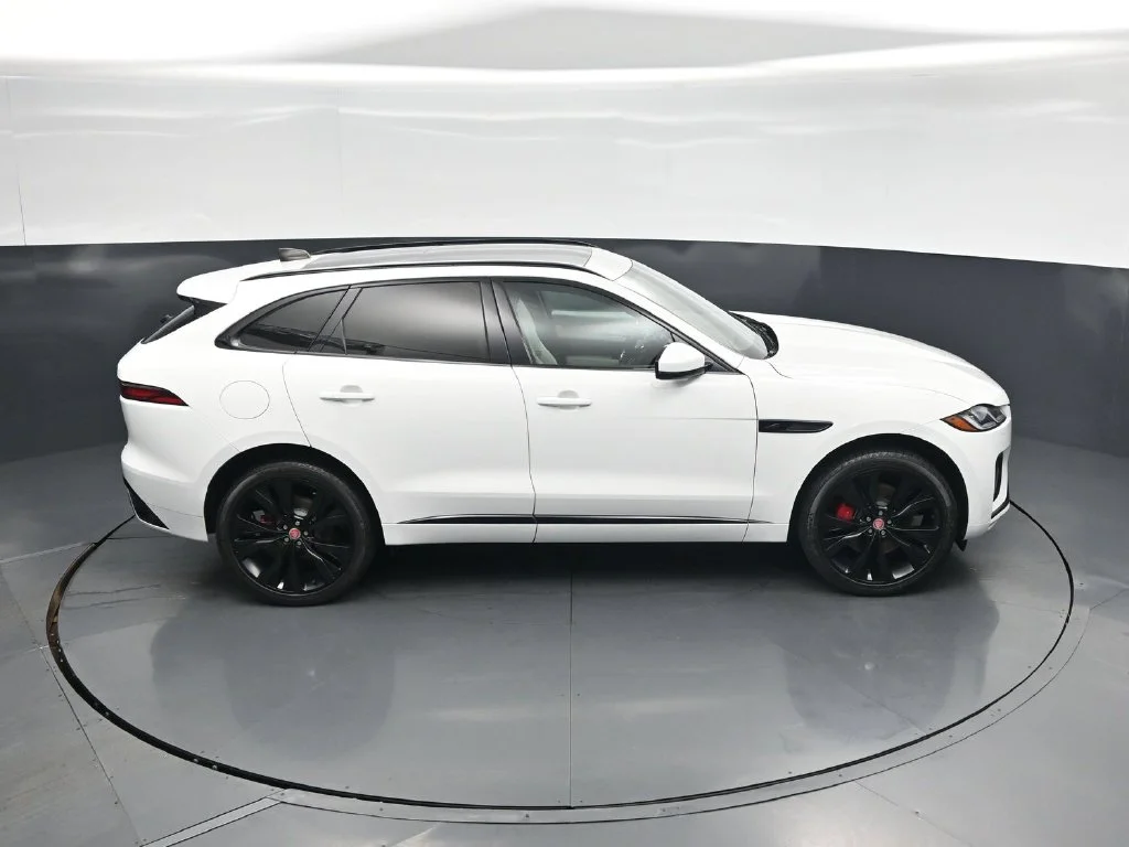Used 2023  Jaguar P400 R-Dynamic S image 35